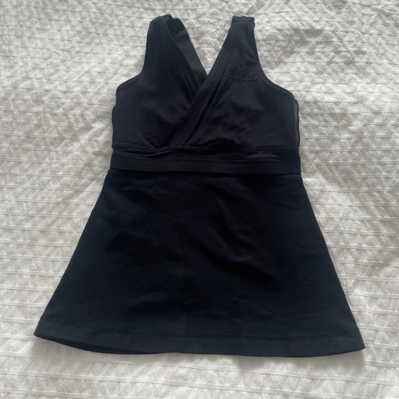 Lululemon Deep V Black Tank with removable cup inserts. Size 4. Great condition - Picture 3 of 4